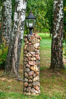 Taşlarla süslenmiş eski bir fener gibi.