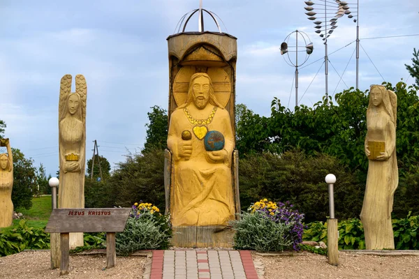 Eski bir ağacın kuru gövdesinden dini temalar üzerine stilize heykeller..