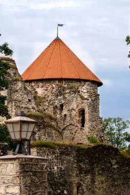 Letonya 'da Cesis şehrindeki antik bir şatonun kale duvarları Temmuz 2020