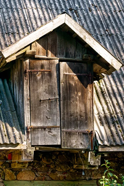 Eski Bir Ahırın Küçük Kepenkli Ahşap Penceresi — Stok fotoğraf