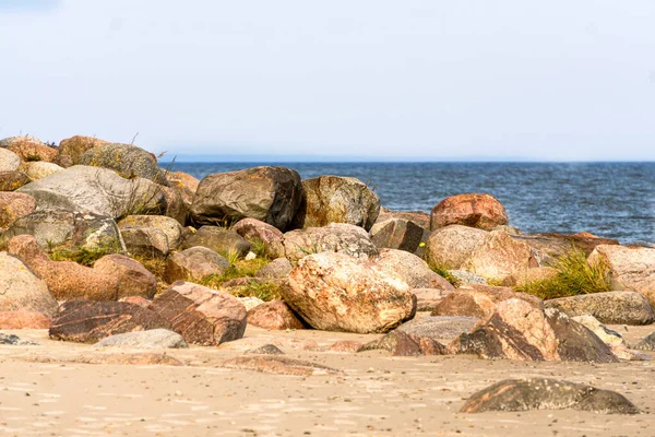 Bir yaz günü Riga Körfezi kıyısında büyük taş kayalar.