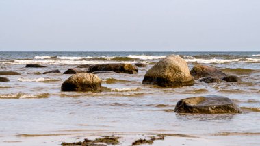 Bir yaz günü Riga Körfezi kıyısında büyük taş kayalar.