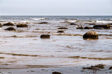 Riga Körfezi kıyısında büyük taş kayalar.
