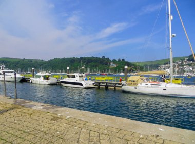 Dortmund şehrinde yatlar, motorlu tekneler ve küçük teknelerle dolu bir koy. İngiltere, Mayıs 2018