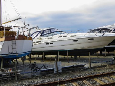 Dortmund şehrinde yatlar, motorlu tekneler ve küçük teknelerle dolu bir koy. İngiltere, Mayıs 2018