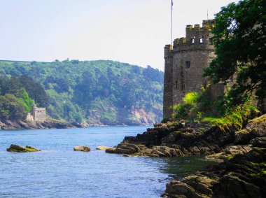 İngiltere 'nin Dortmund şehrinde Mayıs 2018' de suyla çevrili antik bir şatonun kalıntıları.