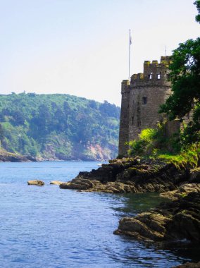 İngiltere 'nin Dortmund şehrinde Mayıs 2018' de suyla çevrili antik bir şatonun kalıntıları.