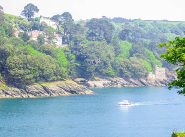 İngiltere 'nin Dortmund şehrinde Mayıs 2018' de suyla çevrili antik bir şatonun önündeki güzel kıyılar.