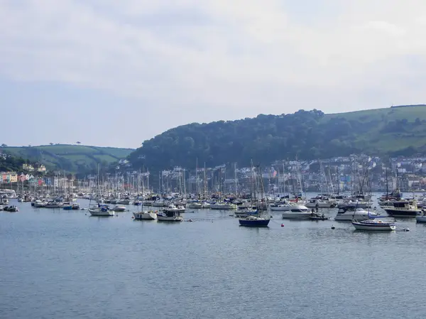 Dortmund şehrinde yatlar, motorlu tekneler ve küçük teknelerle dolu bir koy. İngiltere, Mayıs 2018