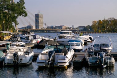 Daugava Nehri 'nde 22 Eylül 2020' de Riga 'da yatlar, motorlu tekneler ve küçük teknelerle dolu bir koy.