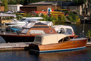 Daugava Nehri 'nde 22 Eylül 2020' de Riga 'da yatlar, motorlu tekneler ve küçük teknelerle dolu bir koy.