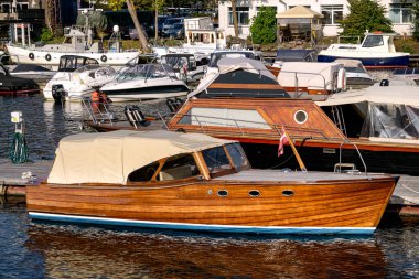 Daugava Nehri 'nde 22 Eylül 2020' de Riga 'da yatlar, motorlu tekneler ve küçük teknelerle dolu bir koy.