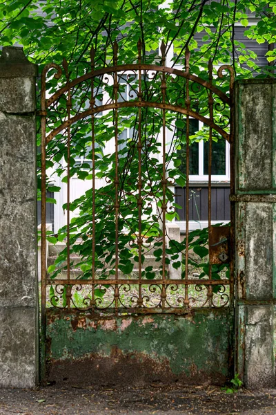 Old Forged Rusty Fence Concrete Pillars — Stock Photo, Image