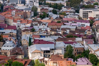 Tiflis işaretleri yukarıdan geliyor. Georgia 'yı geziyorum. 2025 yılının sonbaharında Tiflis manzarası