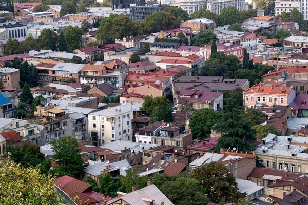 Tiflis işaretleri yukarıdan geliyor. Georgia 'yı geziyorum. 2025 yılının sonbaharında Tiflis manzarası