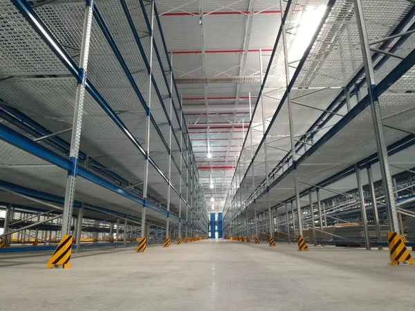 Depo içi gri zemin rafları