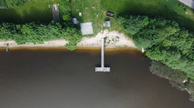 Ağaçların arasındaki yol