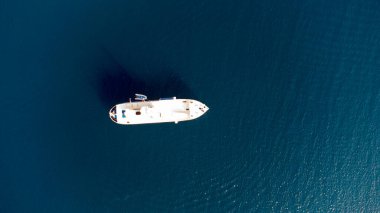 Okyanusta yalnız tekne