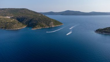 Okyanusta yalnız tekne