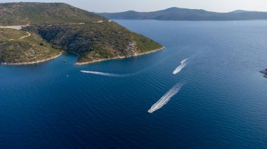 Okyanusta yalnız tekne