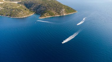 Okyanusta yalnız tekne