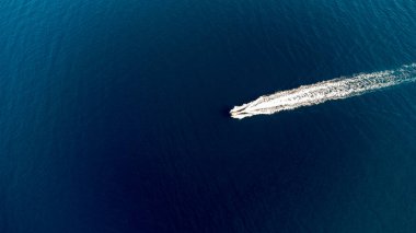 Okyanusta yalnız tekne