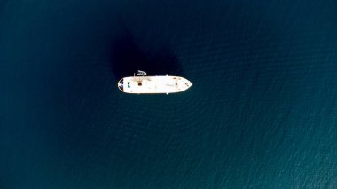 Okyanusta yalnız tekne