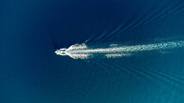 Okyanusta yalnız tekne