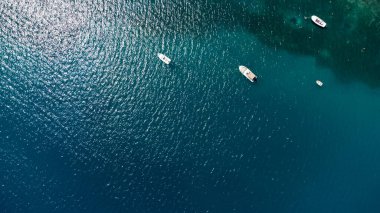 Okyanusta yalnız tekne