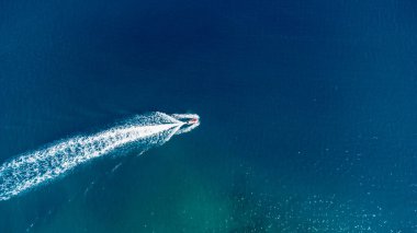 Okyanusta yalnız tekne