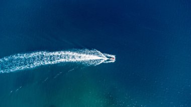 Okyanusta yalnız tekne