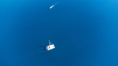 Okyanusta yalnız tekne