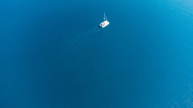 Okyanusta yalnız tekne