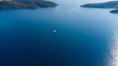 Okyanusta yalnız tekne