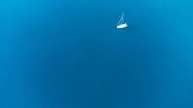 Okyanusta yalnız tekne