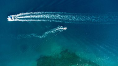 Okyanusta yalnız tekne