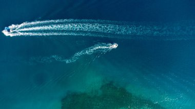 Okyanusta yalnız tekne