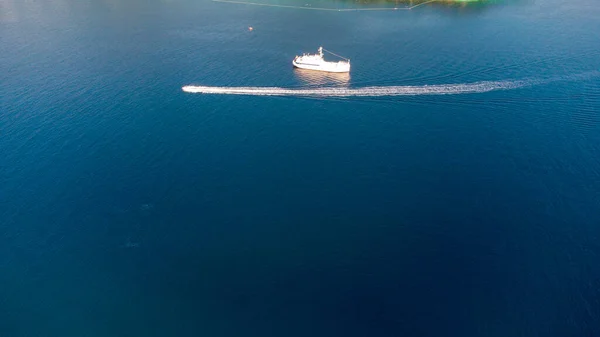 Okyanusta yalnız tekne