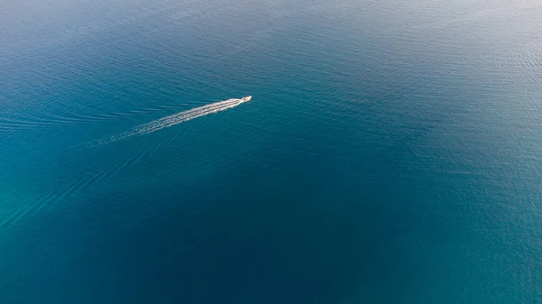 Barca Solitaria Nell Oceano — Foto Stock