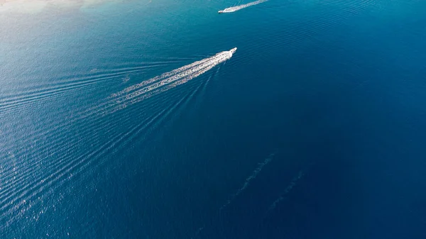 Okyanusta yalnız tekne