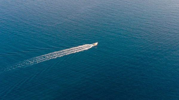 Barca Solitaria Nell Oceano — Foto Stock