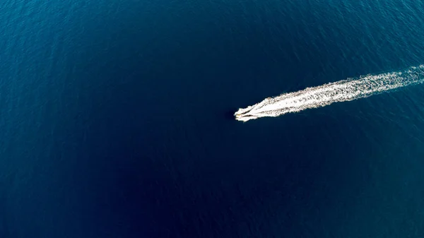 Одинокая Лодка Океане — стоковое фото