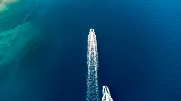 Okyanusta yalnız tekne