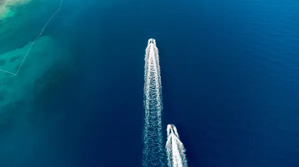 Okyanusta yalnız tekne