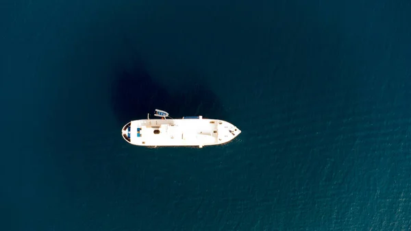 Μοναχικό Σκάφος Στον Ωκεανό — Φωτογραφία Αρχείου