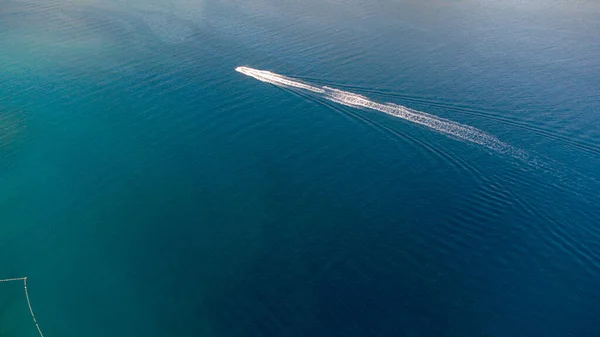 Barca Solitaria Nell Oceano — Foto Stock