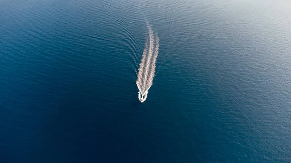 Μοναχικό Σκάφος Στον Ωκεανό — Φωτογραφία Αρχείου