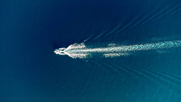 Okyanusta yalnız tekne