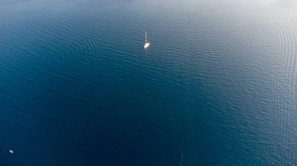 Одинокая Лодка Океане — стоковое фото