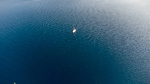 Barca Solitaria Nell Oceano — Foto Stock